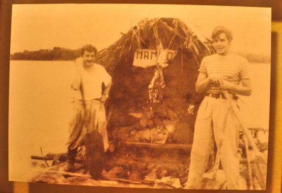 Guevara atravessando rio amazônico de balsa com seu companheiro, foto em museu de Alta Gracia, na Argentina
